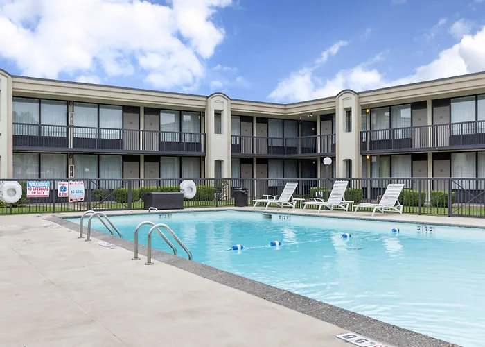 Days Inn By Wyndham Pittsburg Ks