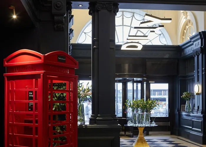 Family Hotel: The Dilly
