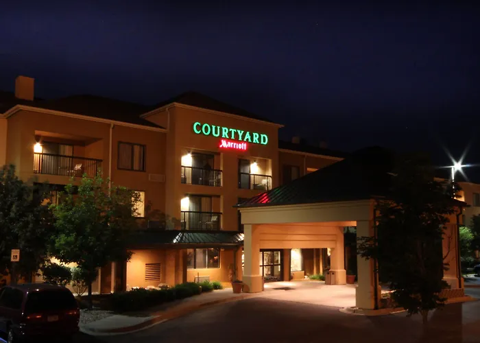 Hotel with Tennis: Courtyard By Marriott Flint Grand Blanc