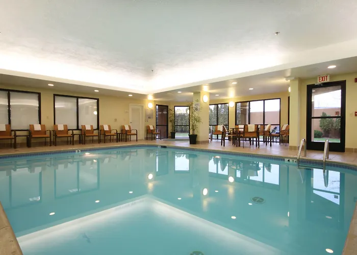 Hotel with Tennis: Courtyard By Marriott Flint Grand Blanc