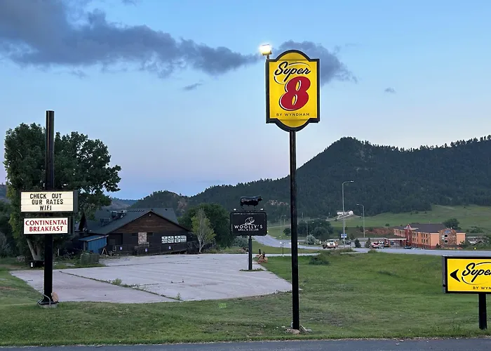 Central hotel: Super 8 By Wyndham Hot Springs