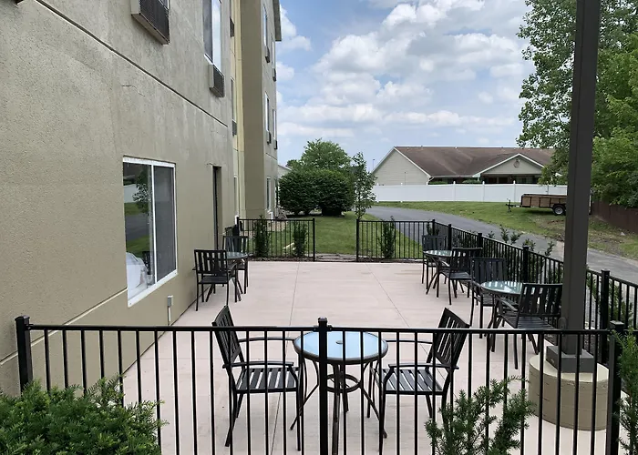 Hotel near College: Comfort Suites Auburn Near I-69