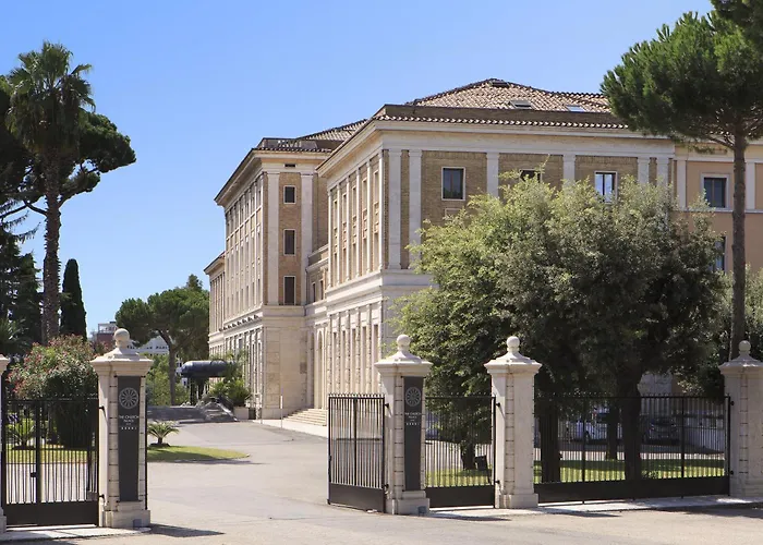 Luxury hotel only: Th Roma - Carpegna Palace