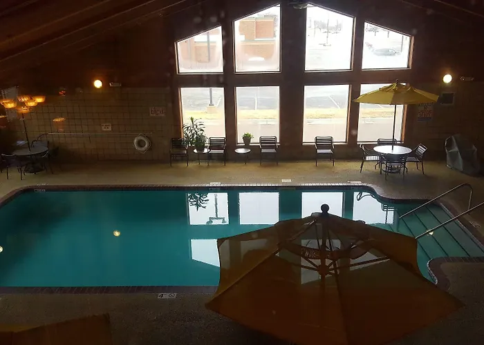 Hotel with pool: Holiday Inn Express Garden City East By Ihg