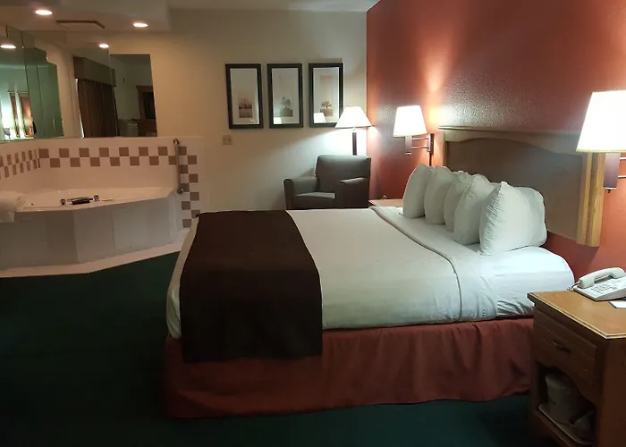 Hotel with pool: Holiday Inn Express Garden City East By Ihg