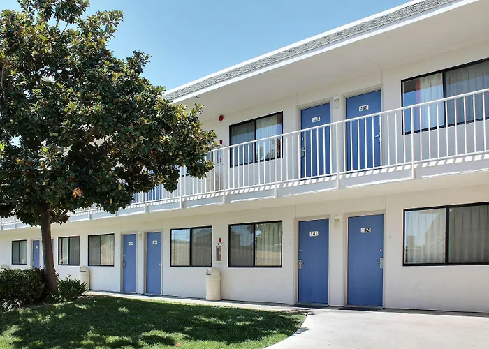 Hotels with pool Motel 6-Atascadero, Ca