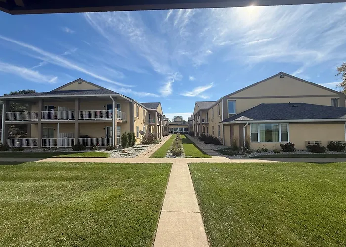 Central hotel: Clinton Inn & Suites