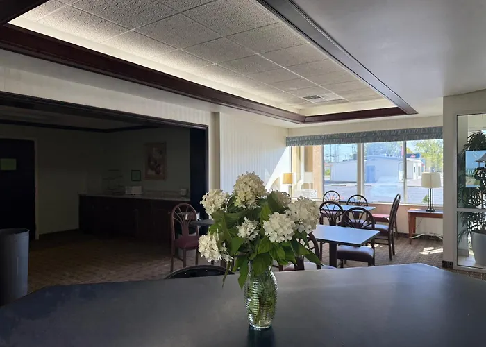 Central hotel: Clinton Inn & Suites