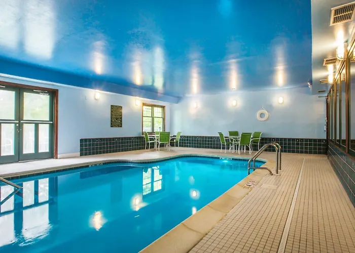 Vacation home: Econo Lodge Glens Falls - Lake George