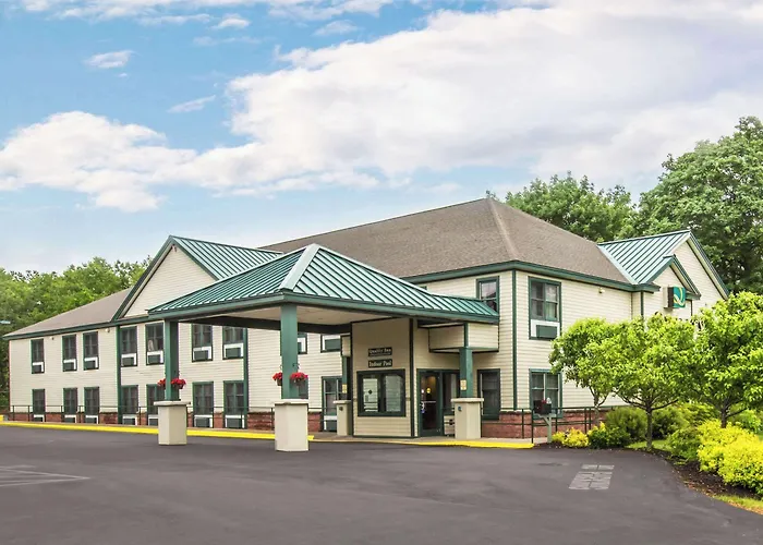 Vacation home: Econo Lodge Glens Falls - Lake George