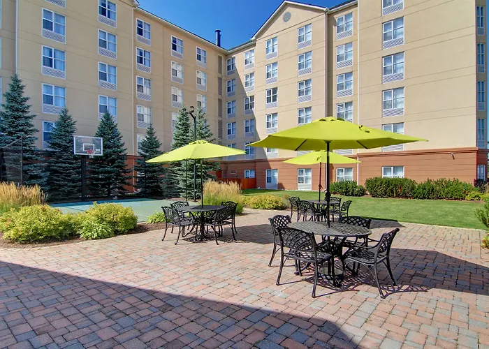 Hotel with pool: Homewood Suites By Hilton Toronto Oakville