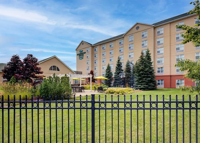 Hotel with pool: Homewood Suites By Hilton Toronto Oakville