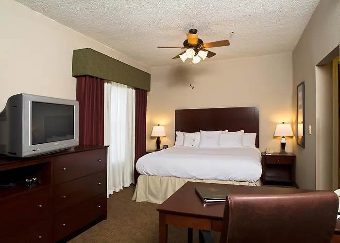 Hotel with pool: Homewood Suites By Hilton Indianapolis Northwest