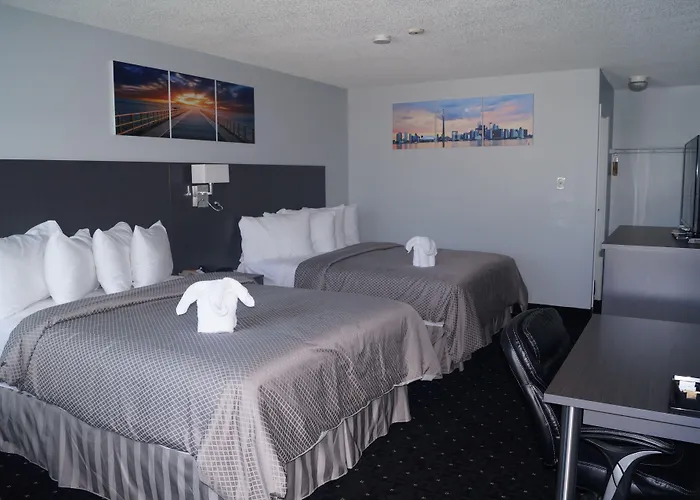 Hotels with pool Howard Johnson By Wyndham Gananoque