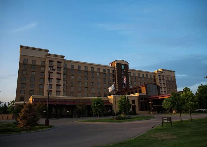 Hotel near College: Embassy Suites By Hilton Minneapolis North