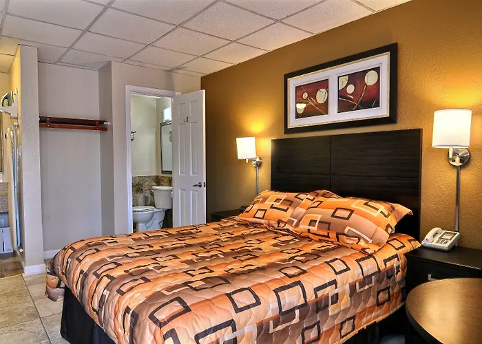 Hotel near College: Rodeway Inn & Suites Nags Head