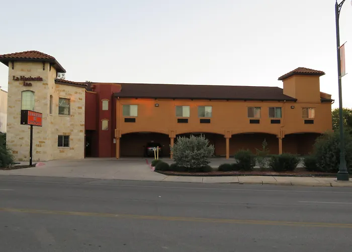 La Hacienda Inn Near Alamodome & Riverwalk