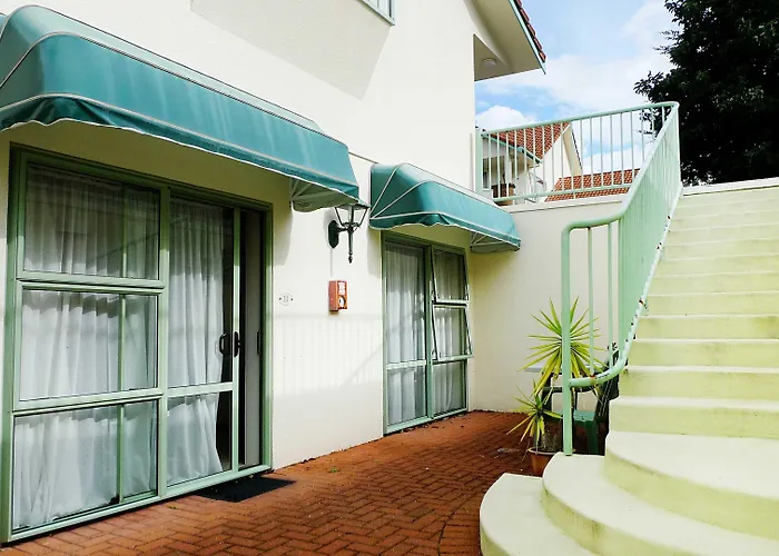 Hotels Close to Airport Rotorua Coachman Spa