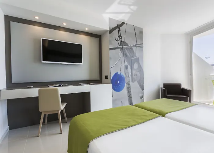 Resort: The Ibiza Twiins - 4* Sup