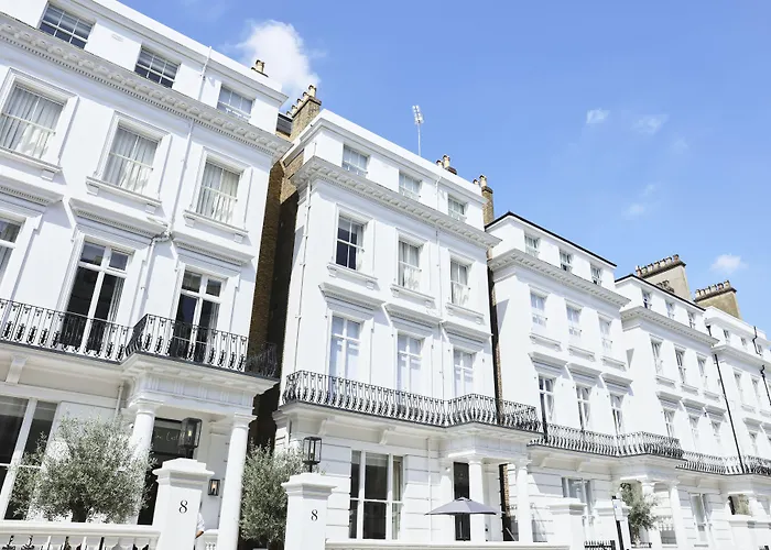 Hotel with pool: The Laslett