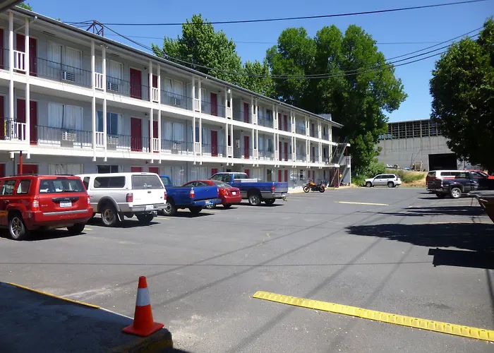 Motel: Cougar Land Motel