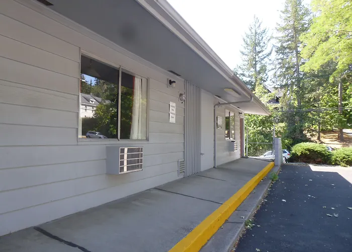 Motel: Cougar Land Motel