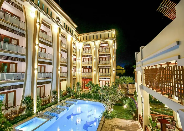 Hotel near College: The Night Hotel