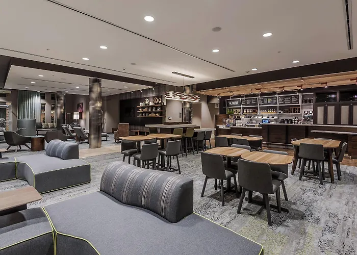 Hotel with pool: Courtyard By Marriott Ardmore