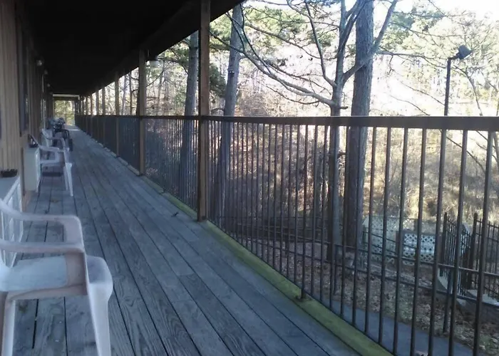 Motel: The Razorback Lodge