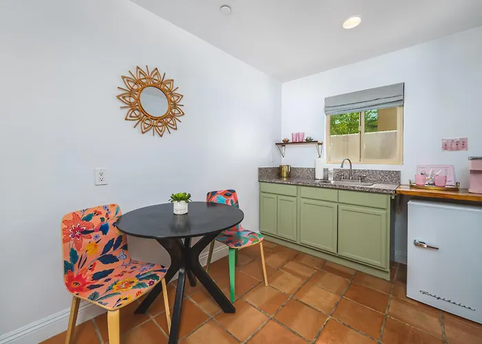 Fleur Noire Hotel - 21 And Over