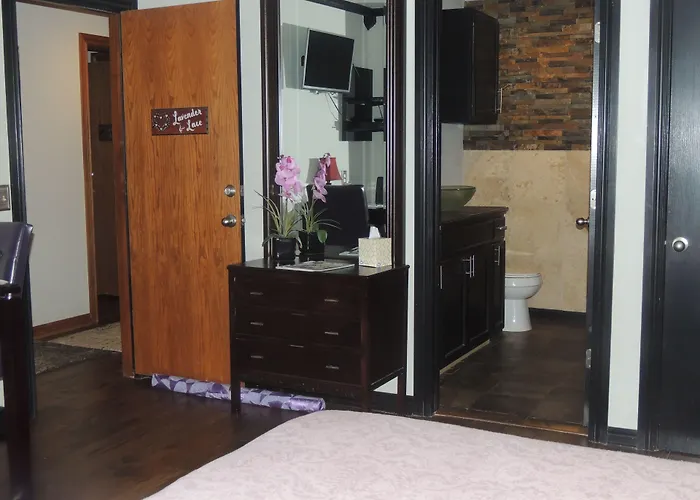 Hotel with view: The Whispering Pines Inn