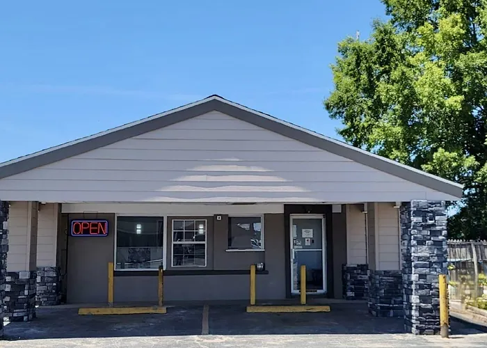 Motel: Budget Inn & Suites