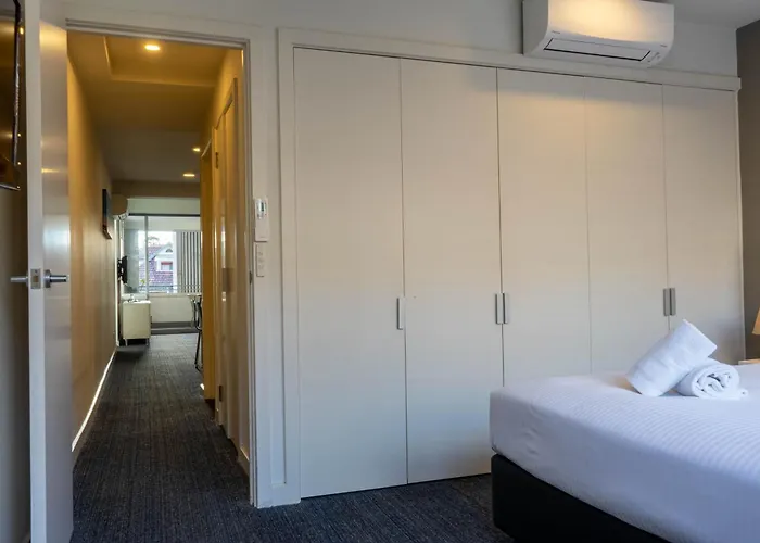 Cheap hotel: Cosmopolitan Hotel And Apartments