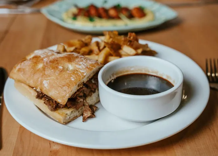 Hotel with pool: Holiday Inn Hotel & Suites St.Catharines-Niagara By Ihg