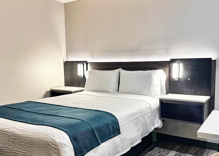 Hotel with pool: Motel 6-Atascadero, Ca