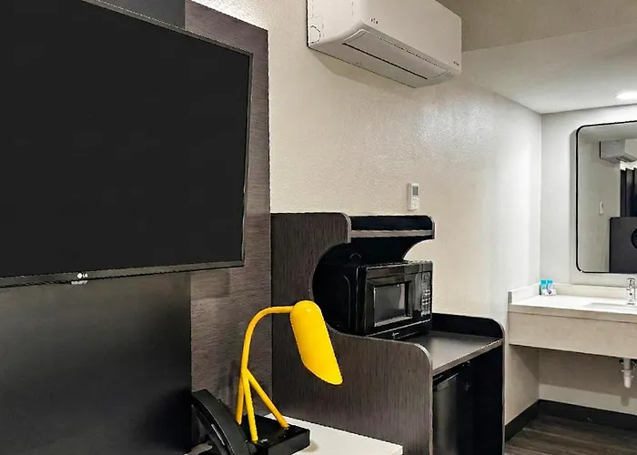 Hotel with pool: Motel 6-Atascadero, Ca