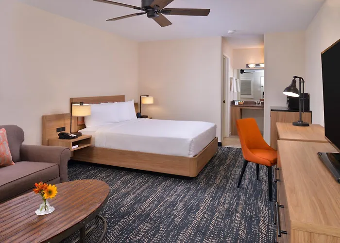 La Fuente Inn & Suites