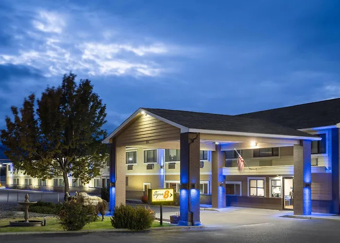 Hotels with pool Super 8 By Wyndham Baker City