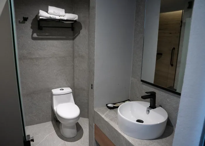 Central hotel: Hotel Block Suites