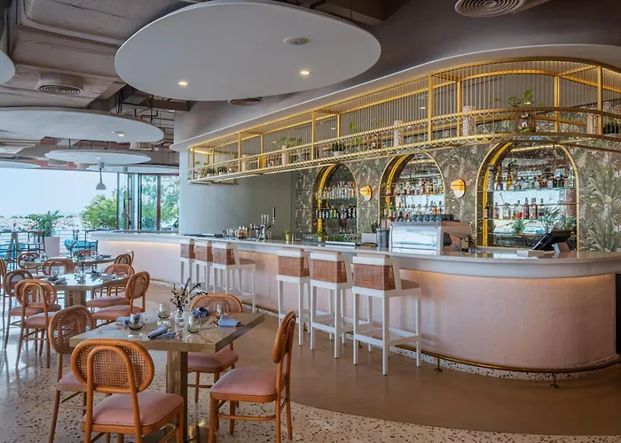 Beach hotel: Andaz Dubai The Palm, By Hyatt