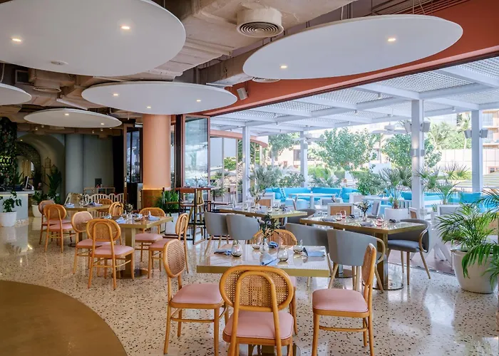 Beach hotel: Andaz Dubai The Palm, By Hyatt