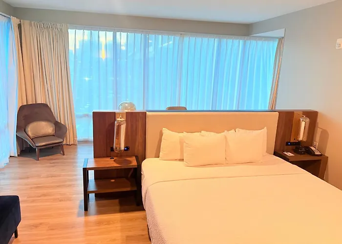 3 star hotel: La Quinta Inn & Suites By Wyndham Nashville Downtown Stadium