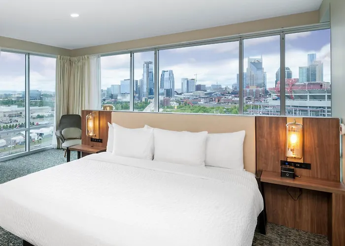 3 star hotel: La Quinta Inn & Suites By Wyndham Nashville Downtown Stadium