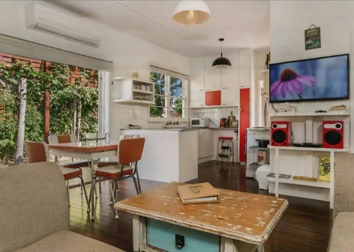 Frankies Beach House - 1 A Carlyle Lane