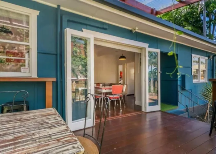Frankies Beach House - 1 A Carlyle Lane