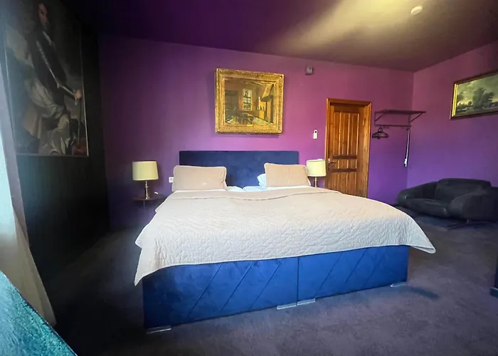 Central hotel: Broken Bed Hootel