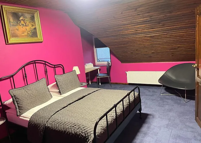 Central hotel: Broken Bed Hootel