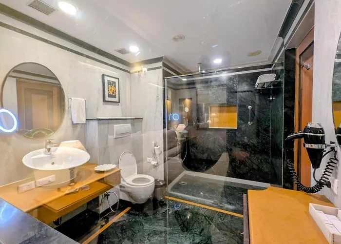 Jacuzzi hotel: Ramada By Wyndham Udaipur Resort And Spa