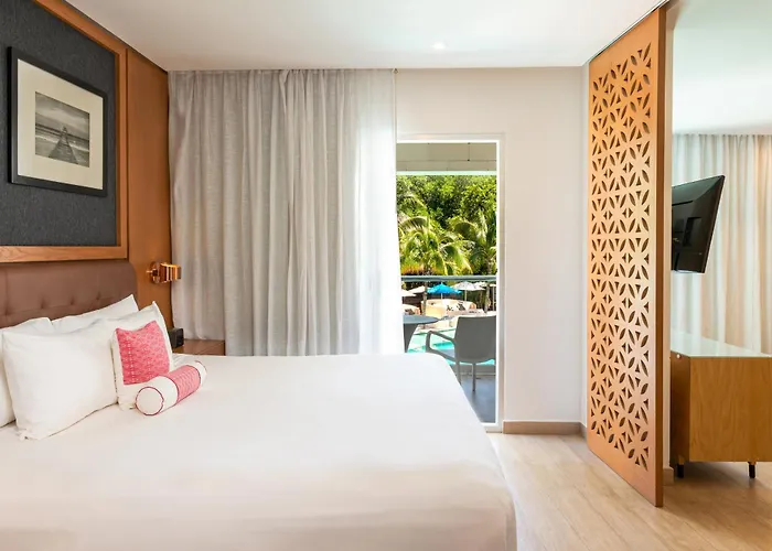 Hot Tub in Room Fives Beach & Residences - All Senses Inclusive