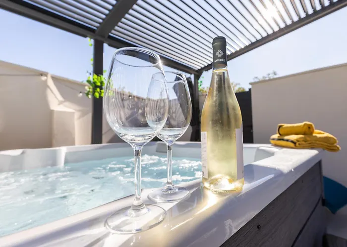 Bella Vita Outdoor Jacuzzi